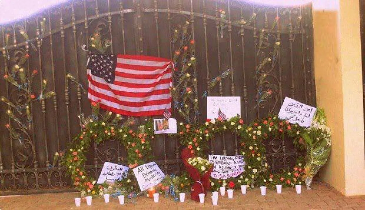 Libyans both at home and abroad have paid tribute to US Ambassador Chris Stevens and three other diplomatic staff killed in Benghazi on 11 September.