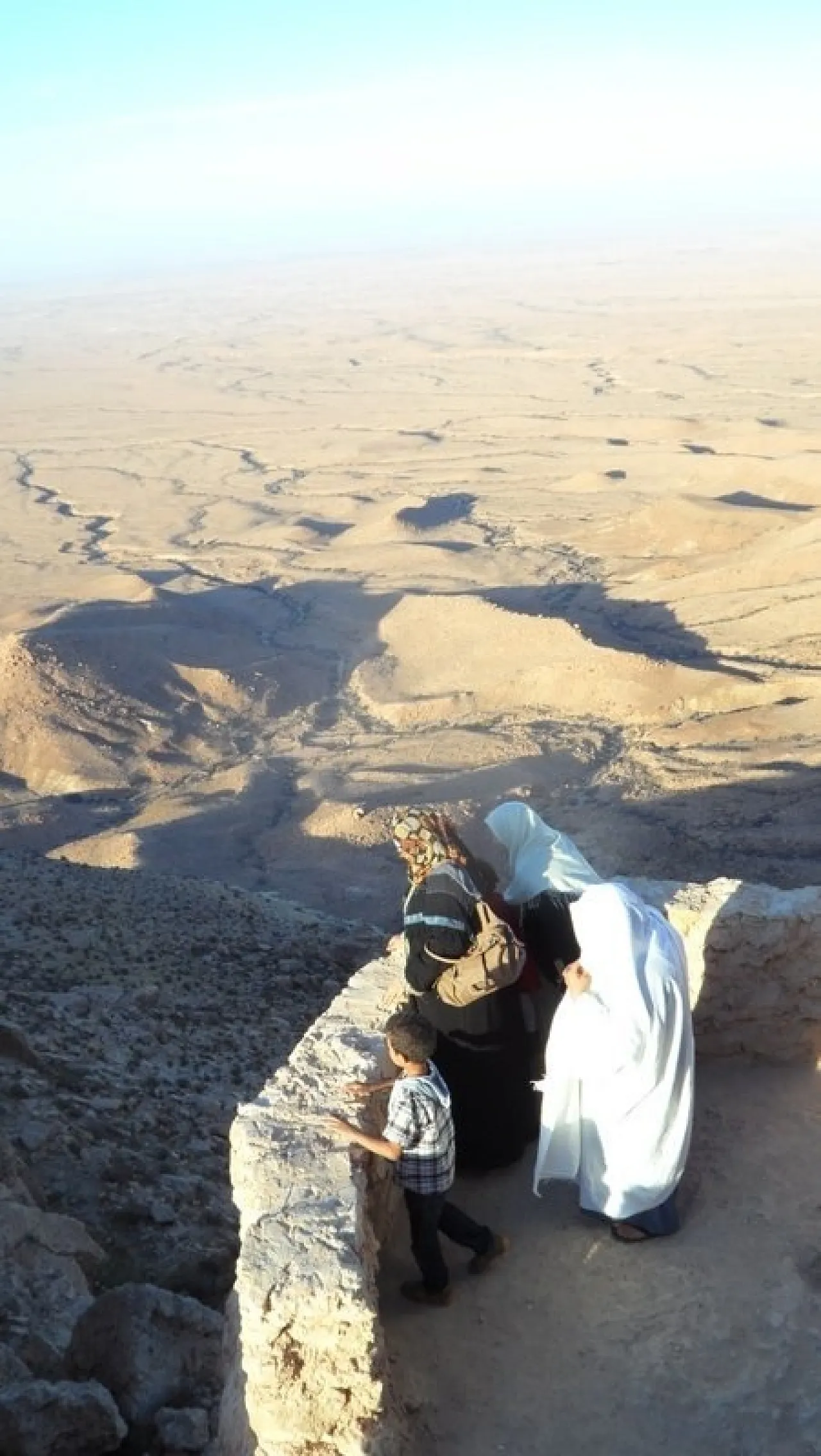 AmazighFestival3 A group of women look out over the Jabel Nafusa from Termisa. (Photo: Valerie Stocker)