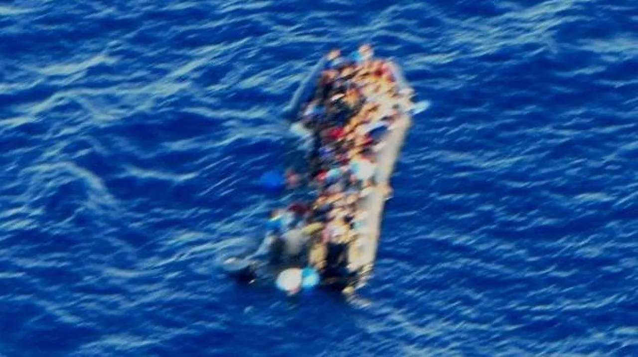 f47b316bded23ddd334405c93d77e0b52859578780-1352023186-50963c92-620x348 The over-crowded sinking dinghy (Photo Armed Forces of Malta)