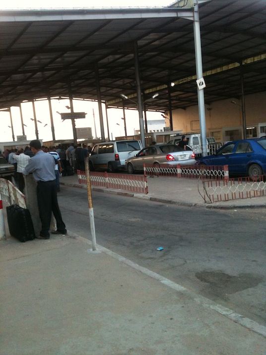 Tunisian border closes briefly following protests