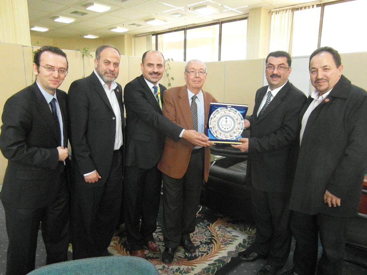 The Turkish delegation visits the Libyan Businessmen Council and presents them with a commemorative plaque (Photo: Sami Zaptia)