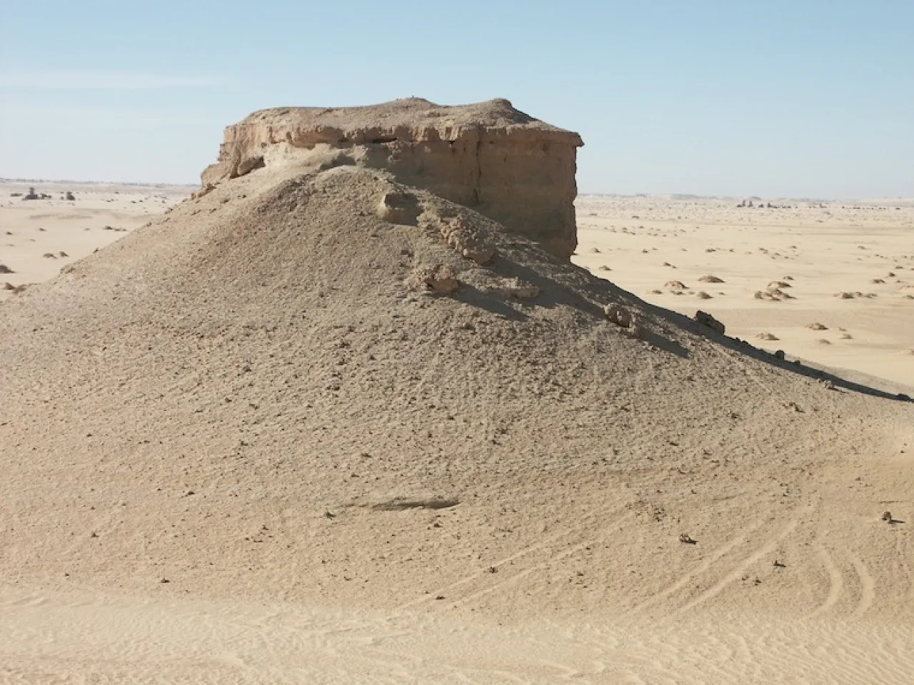 DCF 1.0 Figure 4: Examined sediments consist of lacustrine limestone deposited in humid periods (top ledge), inter-bedded with Aeolian sands deposited in arid periods (bottom soft sediments). Similar deposits are scattered in the area of Wadi ash Shati, Wadi Barjuj and Wadi Nashu.