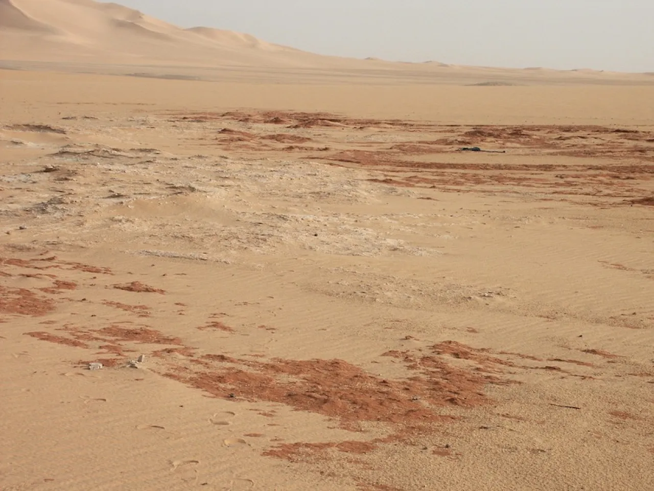Figure 10: A very wide and long corridor between longitudinal dunes. A Holocene lake filled this wide depression about 5000 years ago. Deposits of the lake are underlain by fossil dunes.