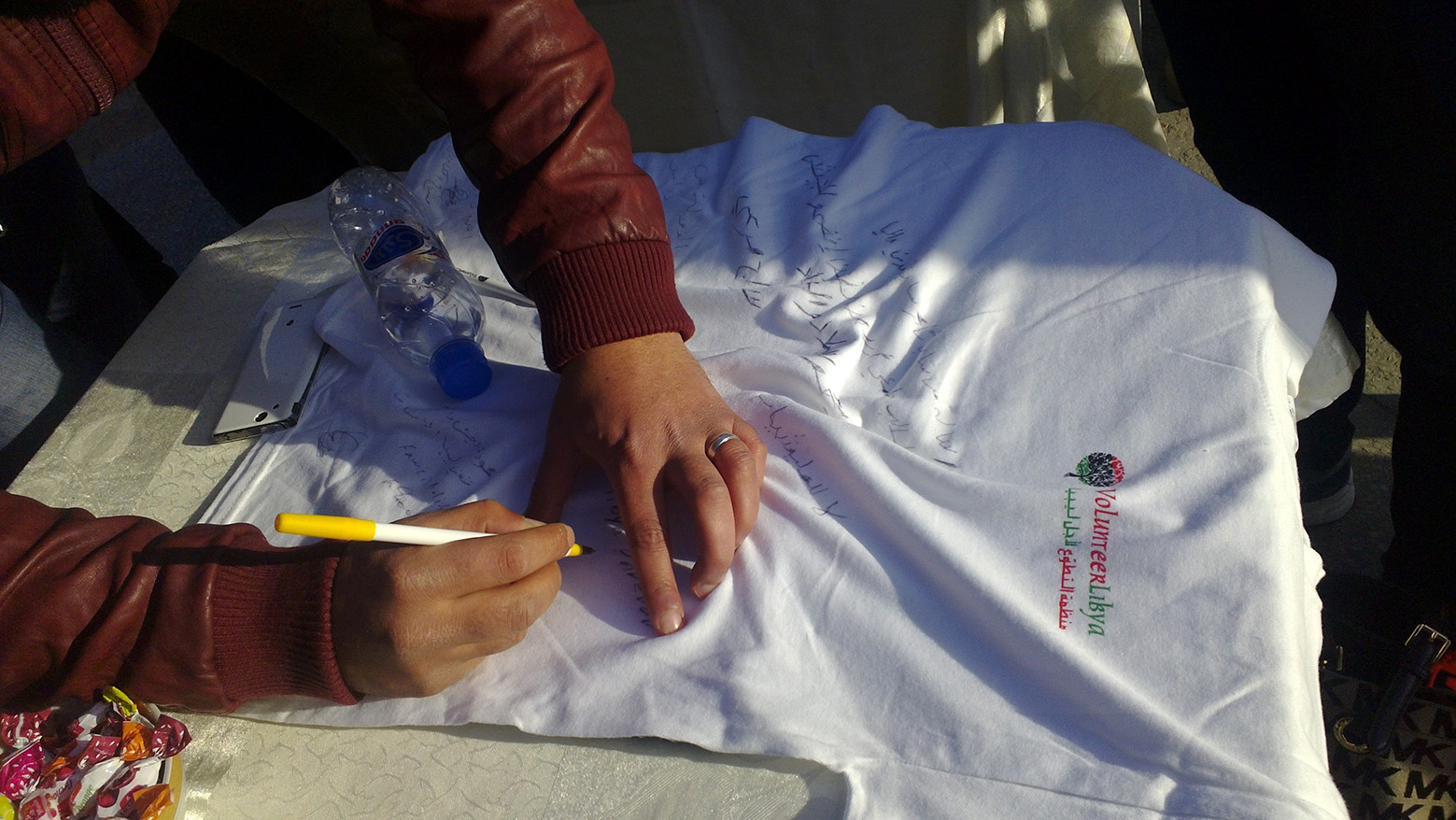 Support the police and army: sign a T-shirt