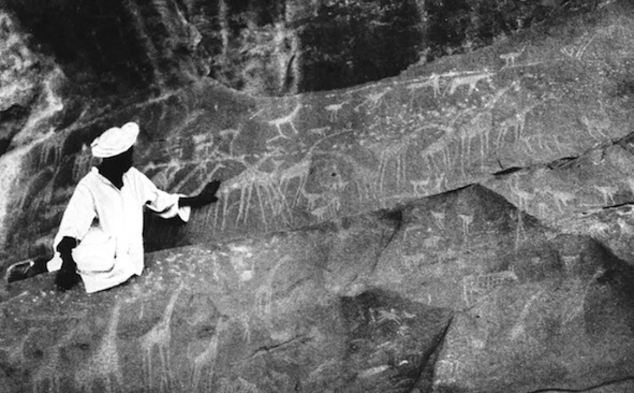 Figure 8: One of the sites that were reported by Hassanein Bey (1924), with engravings of wild animals, including, giraffes, ostriches and gazelles. According to the archaeologists, who worked in the area, these engravings are older than the paintings, which are more common in the Al-Awaynat area. (Photo: after Saharasafaris.org)