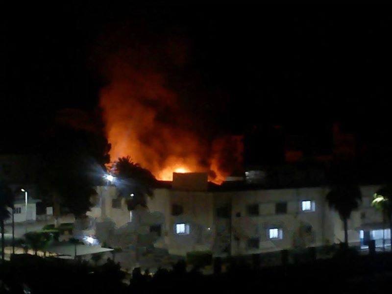 Fight for Benghazi port continues as fire rages in downtown hospital
