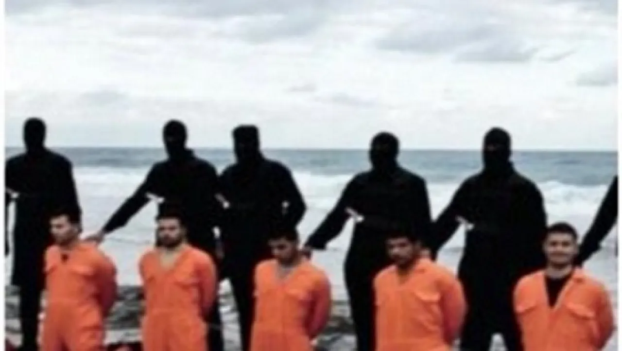 A picture said to show kidnapped Egyptians in hands of IS at Sirte (social media)