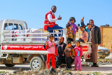 Red Crescent delivers aid to displaced people in Benghazi