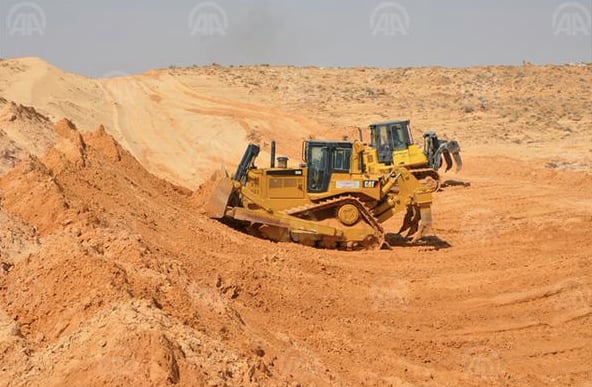 The first of many hundreds of thousands of tons of earth is built up into bank (Photo: Tunisian government)