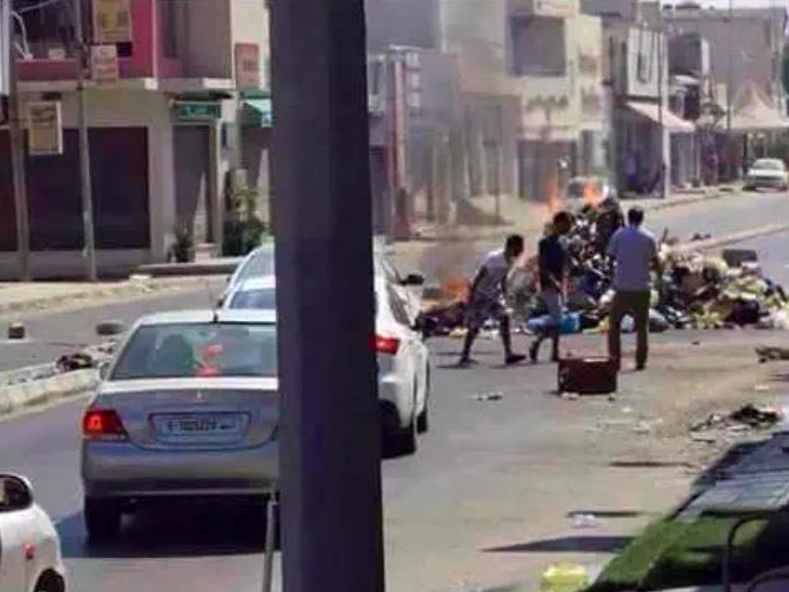 Residents close roads in west Tripoli