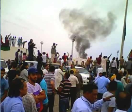More than 1,000 anti-Leon Benghazi protestors ignore explosions