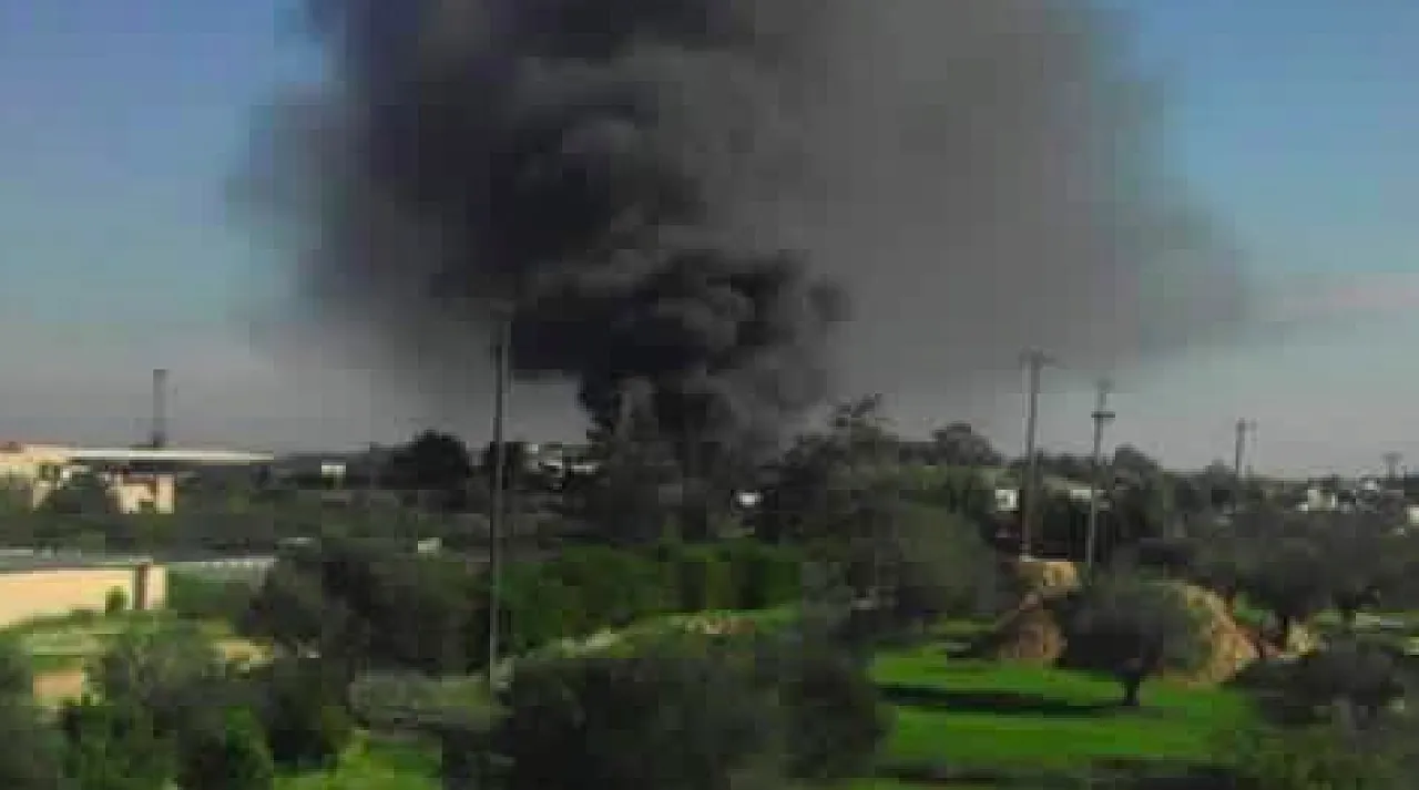 A pall of smoke rises from Tajoura battle (Photo: social media)