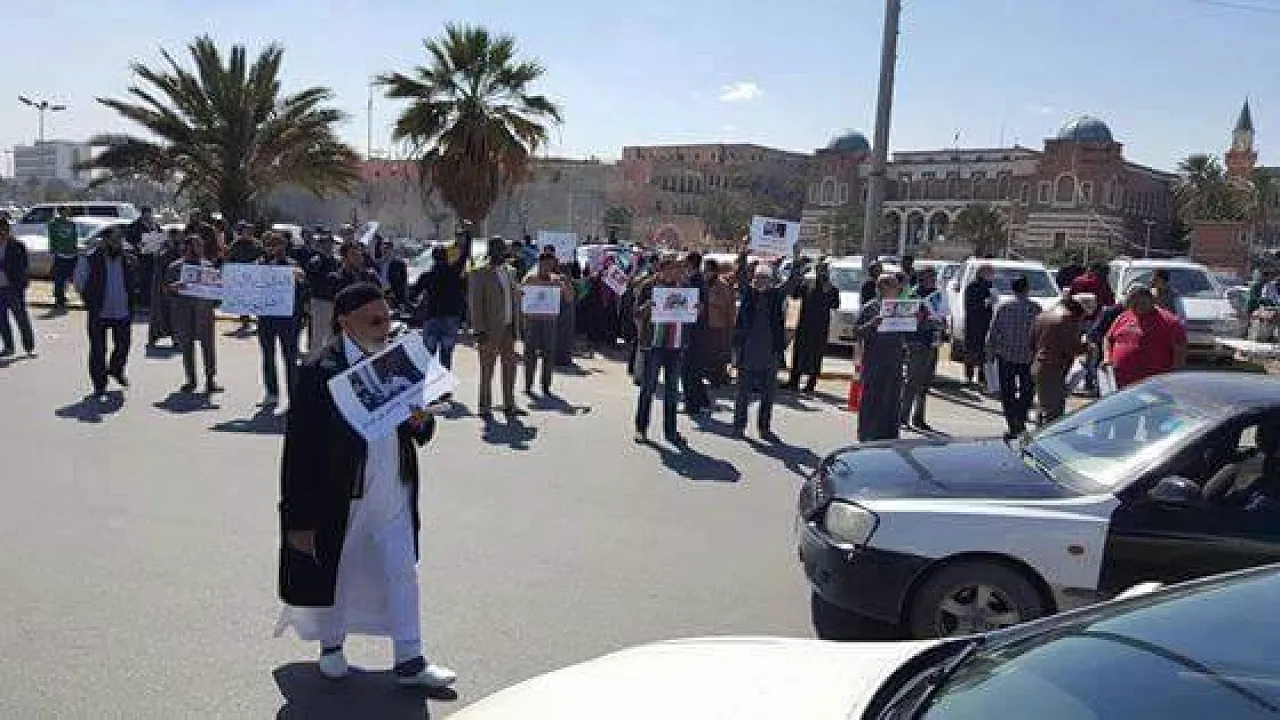 Demonstrators outside the Tripoli CBL accuse its Governor of being complicit in Libya's economic problems(Photo: Social media).