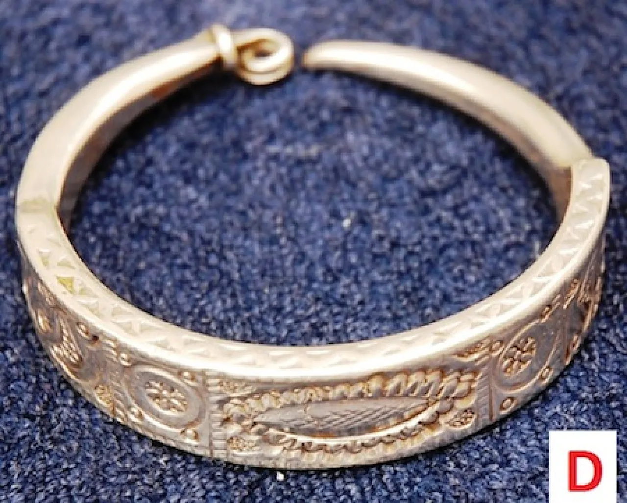 D: heavy ear ring with nice engravings including moon and star decoration (Photos : M. J. Salem).