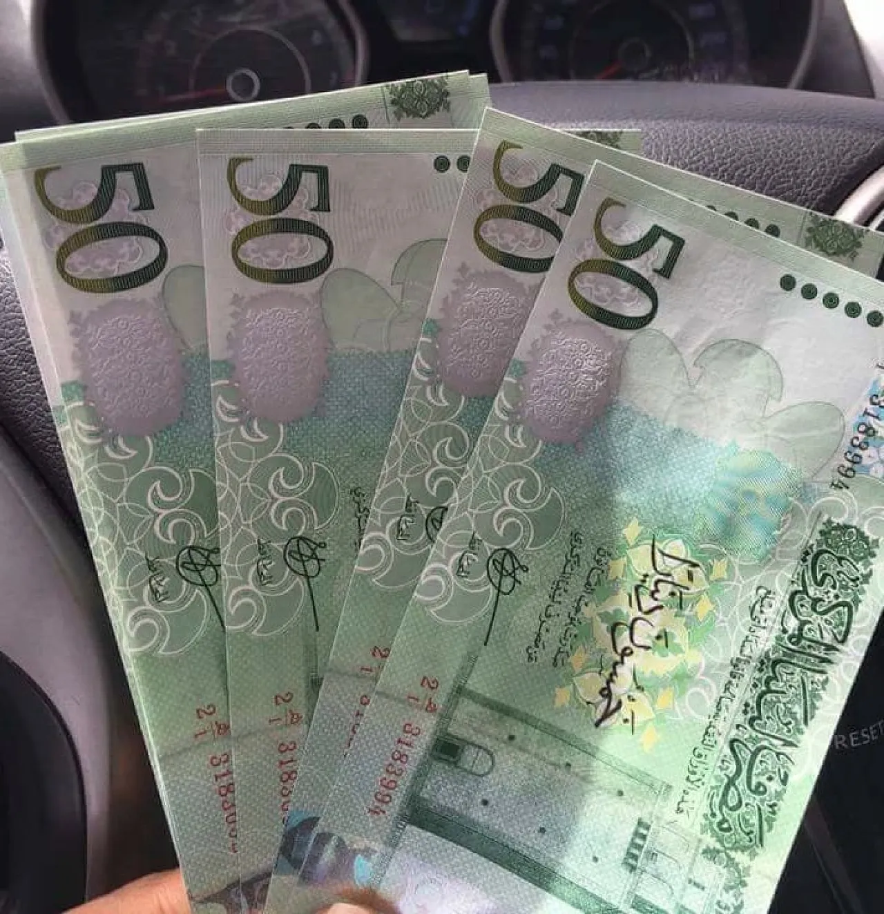 A Benghazino shows off the new Russian printed dinars he withdrew (Photo: social media)
