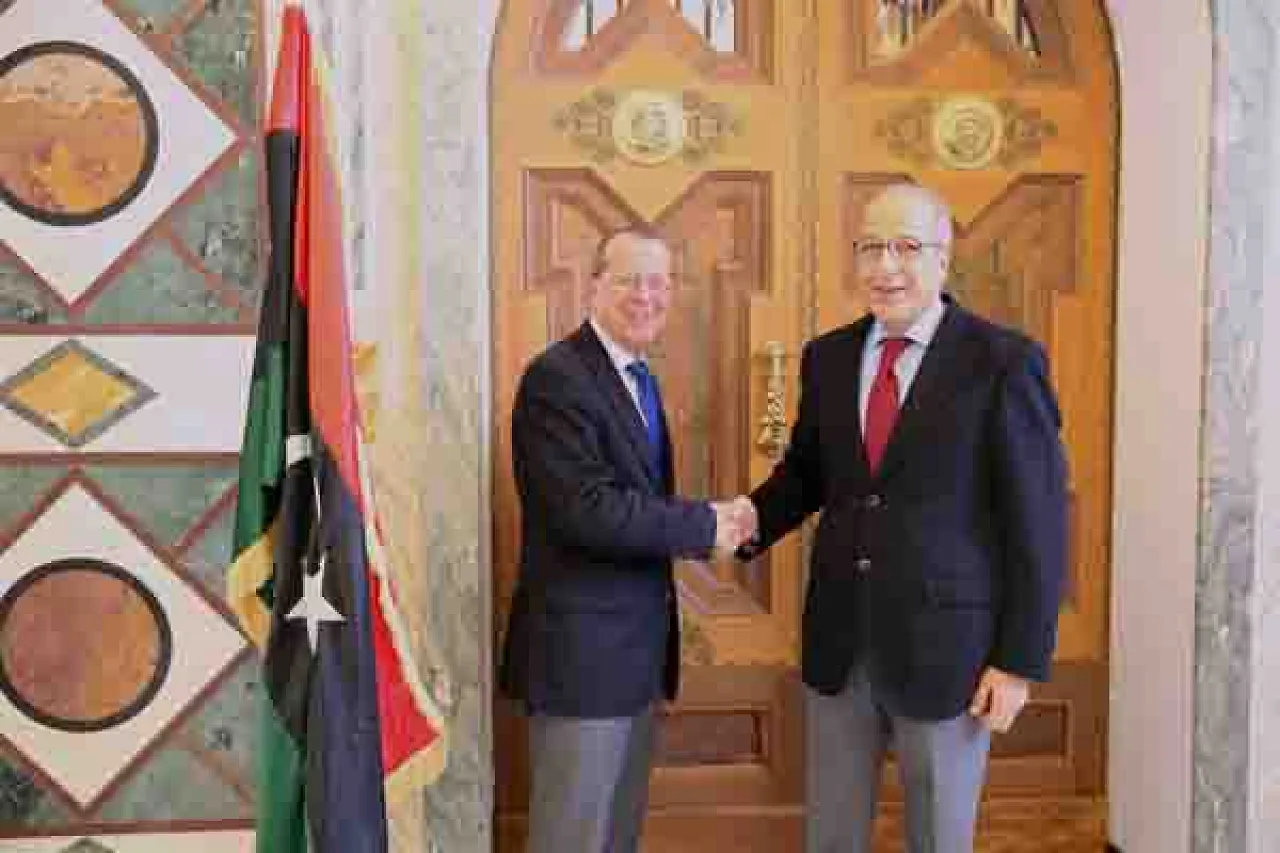Martin Kobler with Elkaber at the Central Bank (Photo: UNSMIL)