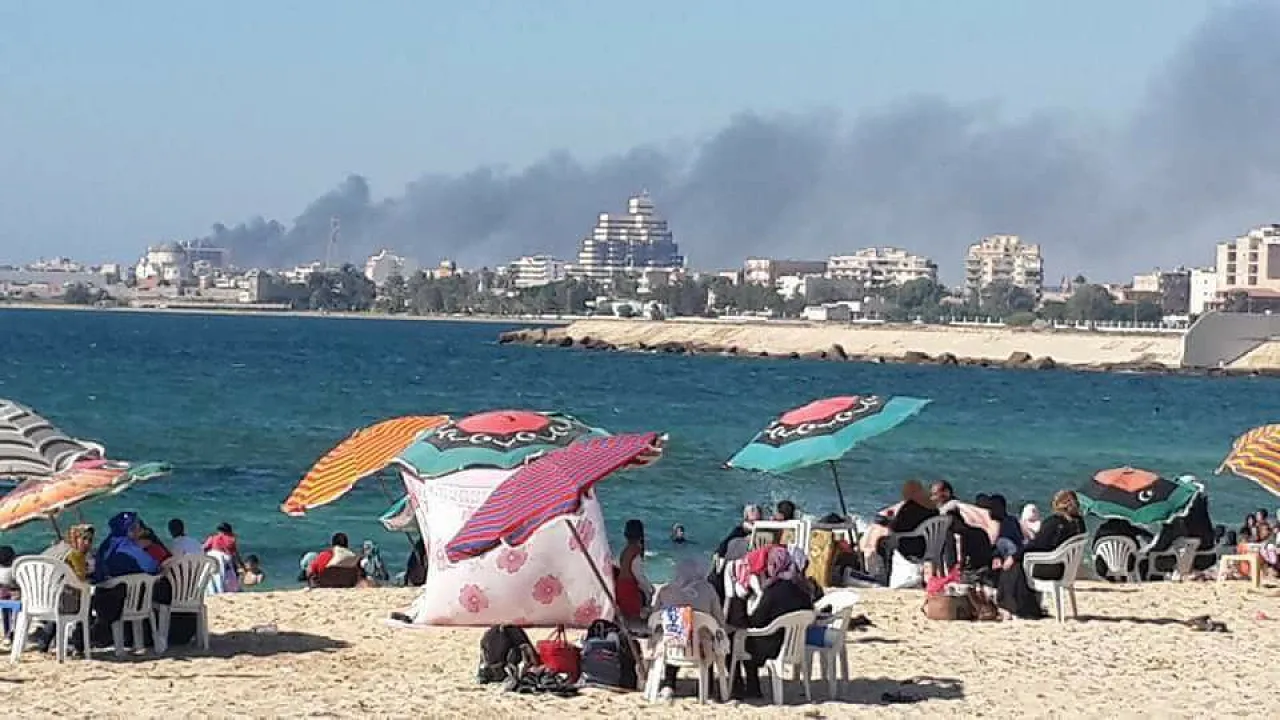 Beachgoers within sight and sound of the battle (Photo: social media)