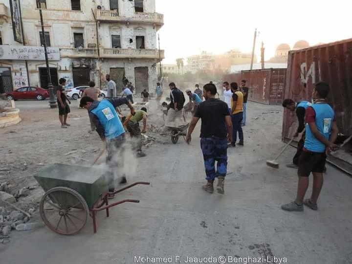 Volunteers Clean Benghazi's Maidan Al-Shajara