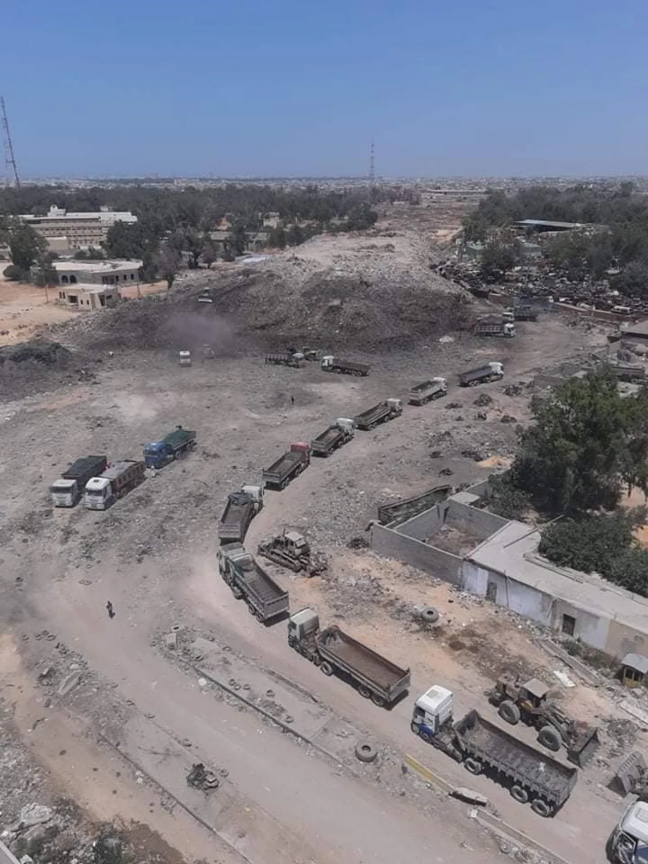 Bu Sleem temporary landfill still being emptied after 13,800 truckloads transferred (Photo: General Services Company).