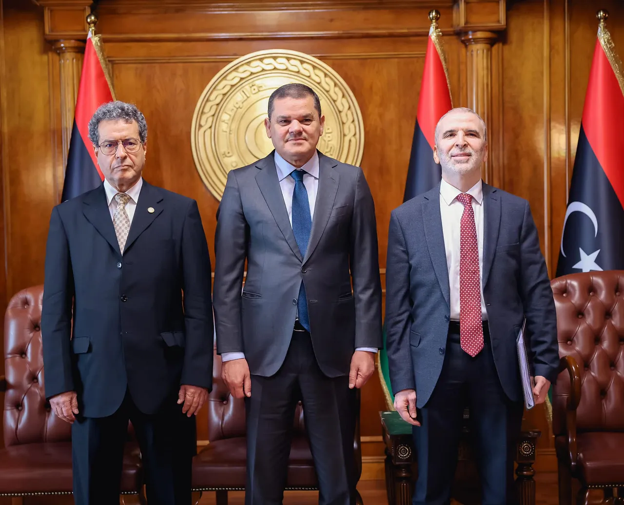 Prime Minister Aldabaiba with Oil Minister Mohamed Aoun (left) and NOC chairman Sanalla (right) after their first crisis summit in September (Photo: GNU).