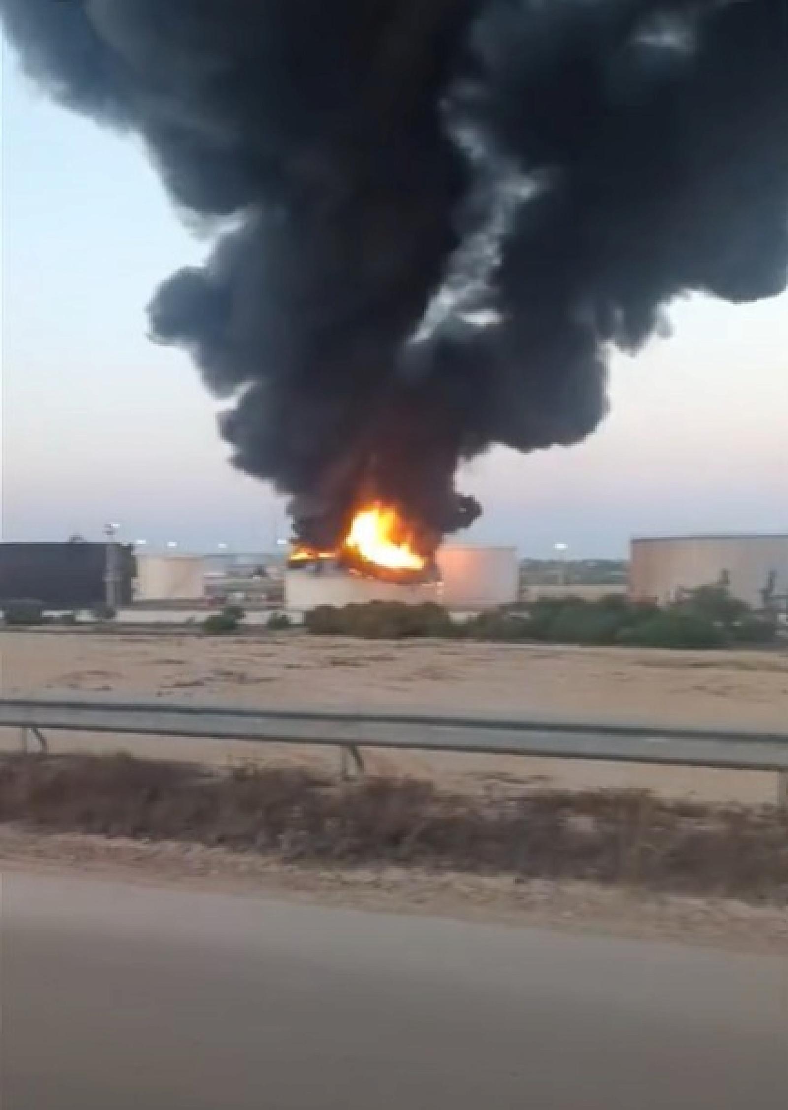 Zawia diesel tank on fire3-100826