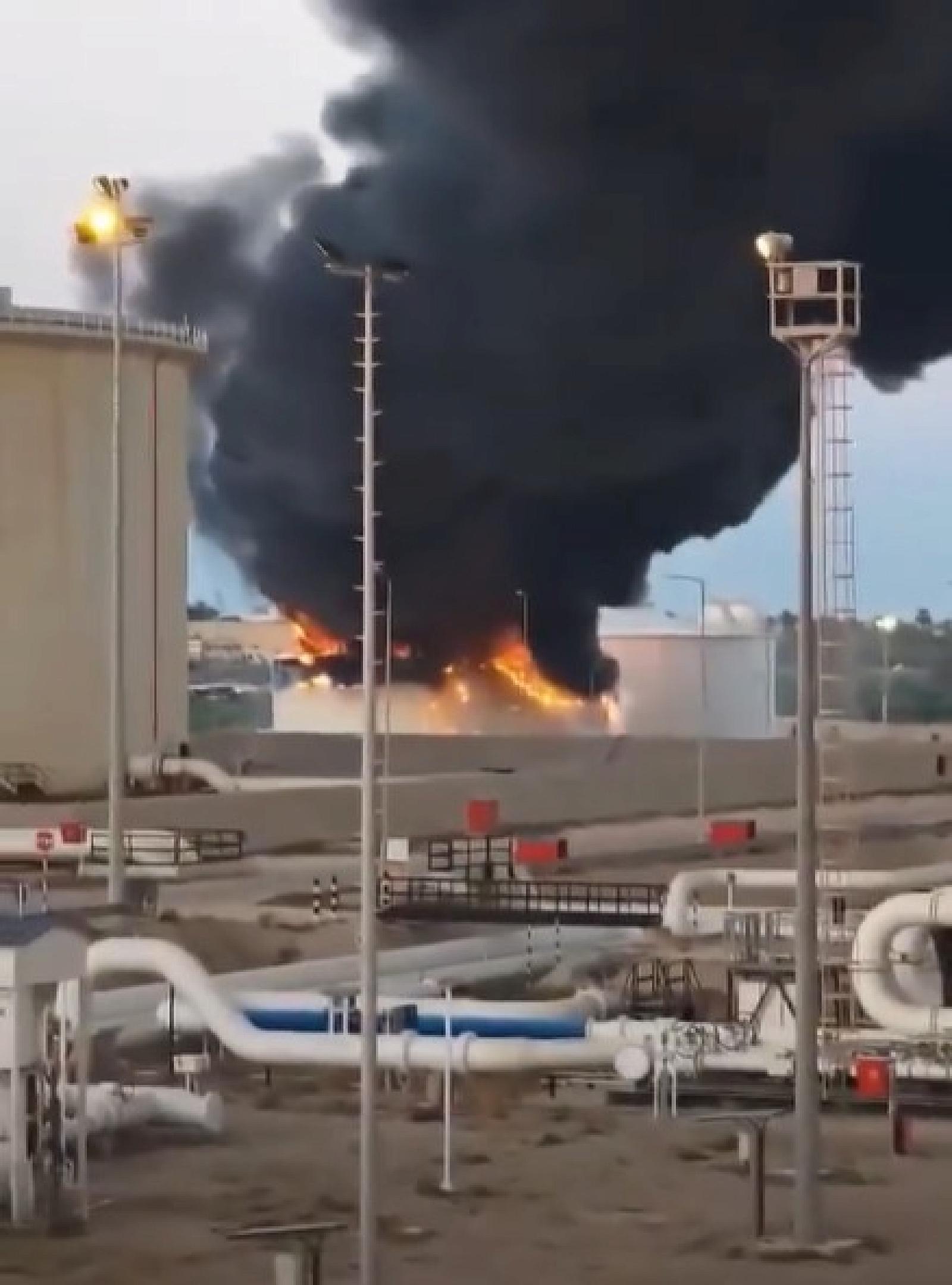 Zawia diesel tank on fire2-100826